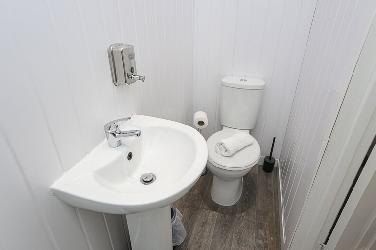 Bathroom 3, OYO Queens Quarter, Belfast