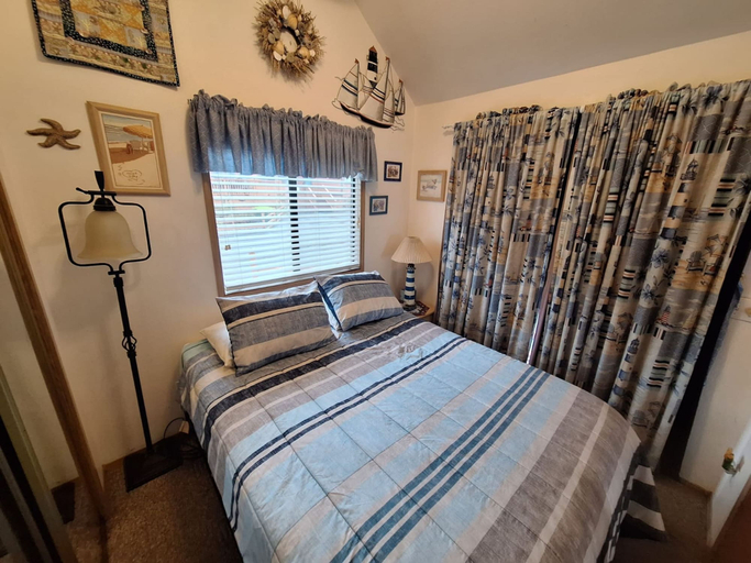 Room 3, Luxurious Oceanfront Cabin 7 Getaway w Hot Tub, Del Norte
