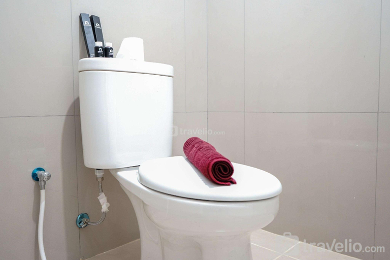 Bathroom 2, Stylish and Posh Studio Baileys Apt By Travelio, Tangerang Selatan