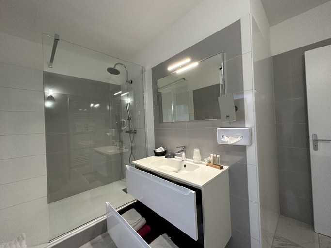 Bathroom 4, Hôtel Saint Yves, Seine-Maritime