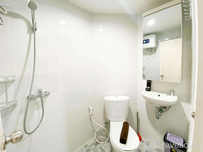 Bathroom, Minimalist Homey Studio Amartha View By Travelio, Semarang