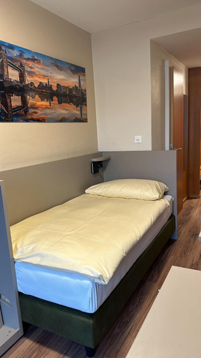 Bedroom 2, Hotel Pickwick and Pub "the room with a view", Luzern