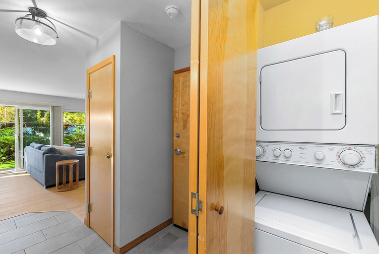 Bathroom 4, Icicle Village Blizzard Pool Parking, Chelan