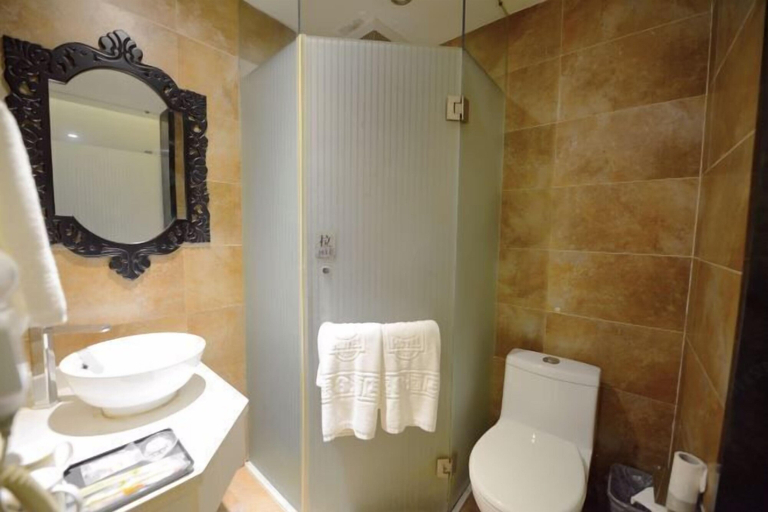Bathroom 3, Korla Xin Lv Super 8 Hotel, Bayin'gholin Mongol