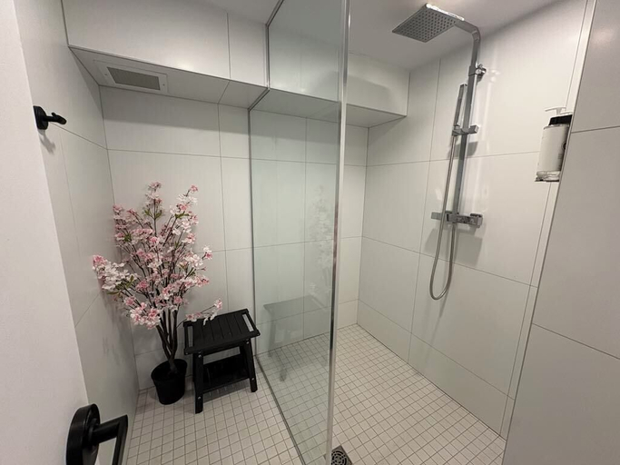 Bathroom 4, Capsule Hotel, Montréal