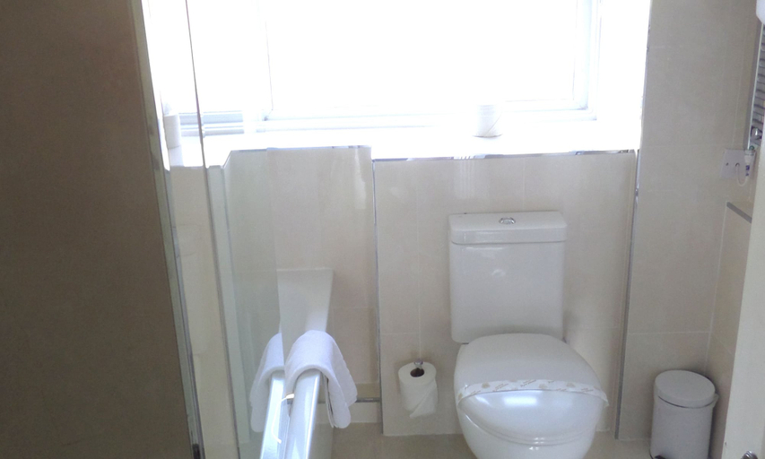 Bathroom 5, Macdonald Elmers Court Resort, Hampshire