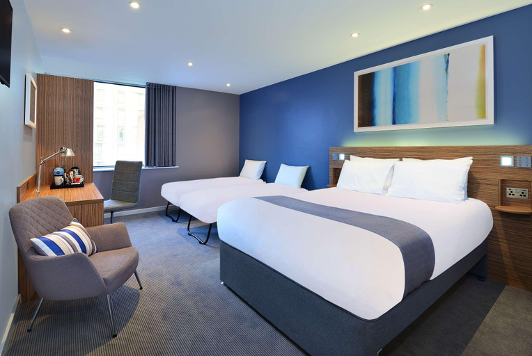 Bedroom 3, Travelodge Windsor Central, Slough