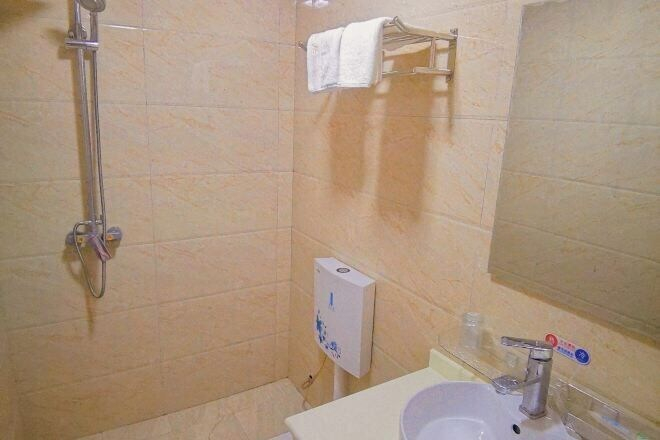 Bathroom, Yi Xian Ju Inn, Ya'an