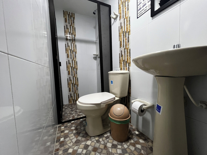 Bathroom 4, Hotel Laureles de Aburra Medellin, Medellín