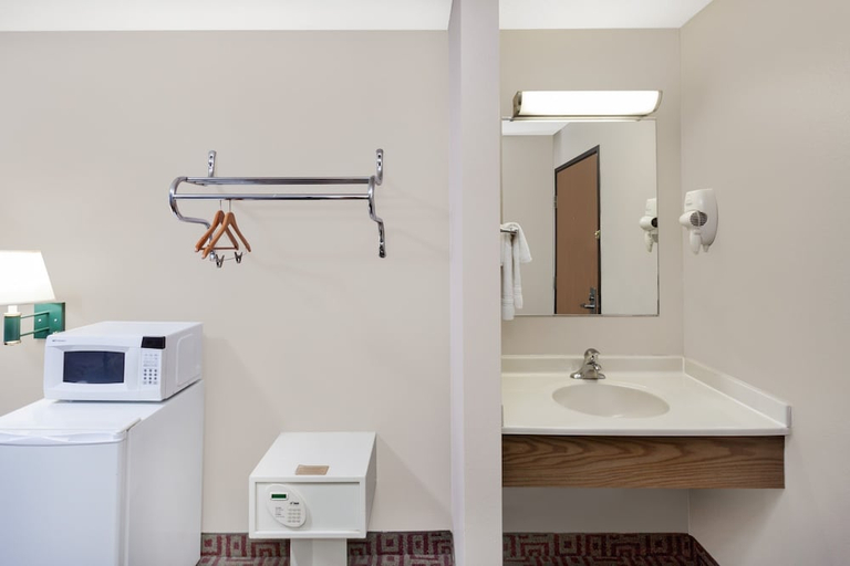 Bathroom 5, Super 8 by Wyndham Anamosa IA, Jones
