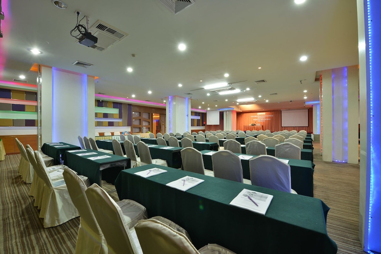 Business Facilities 4, Hip Bangkok, Din Dang