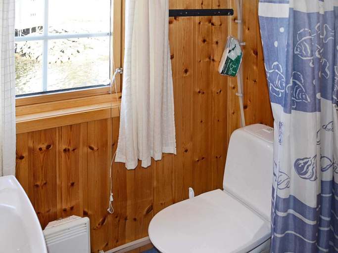 Bathroom, 3 Person Holiday Home in Henningsvaer, Vågan