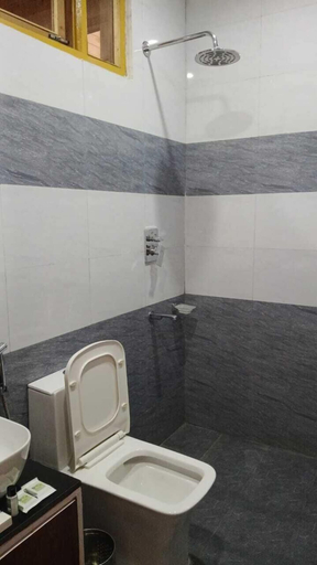 Bathroom 5, Tirthan Villa Resort, Kullu