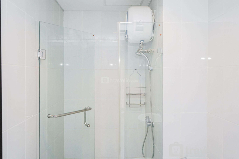 Bathroom 3, Modern Comfy 2BR Casa De Parco Apt By Travelio, Tangerang