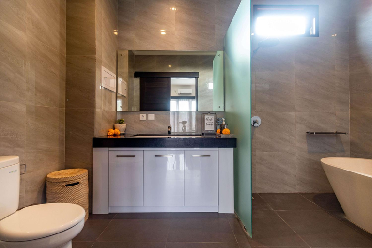 Bathroom 1, Villa Vera, Badung