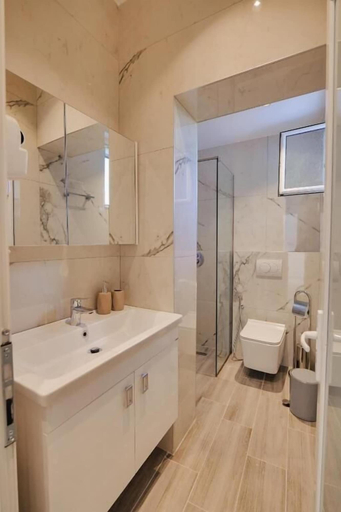 Bathroom 3, Vila Eduart, Sarandës