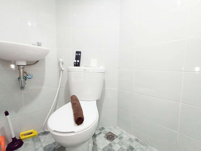 Bathroom 2, Best Deal & Homey Studio Amartha View By Travelio, Semarang