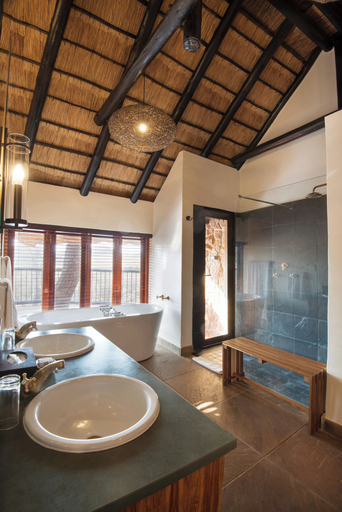 Bathroom 5, Tshukudu Bush Lodge, Bojanala
