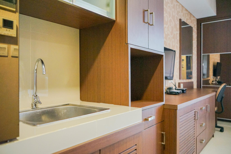 Others 5, Compact & Cozy Studio Atria Apartment By Travelio, Tangerang