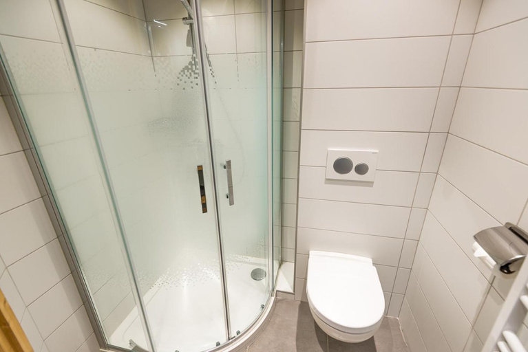 Bathroom 2, Hotel Flor'Alpes, Savoie