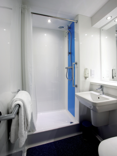 Bedroom 3, Travelodge Windsor Central, Slough