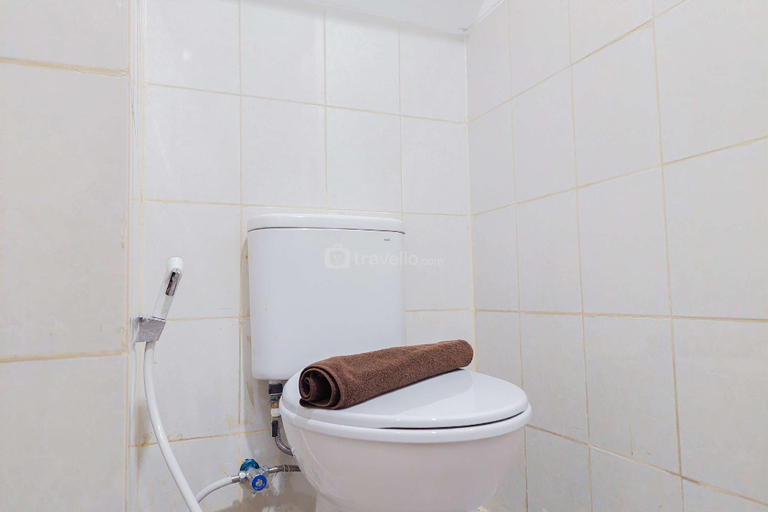 Bathroom 2, Modern Look Studio Urbantown Serpong By Travelio, South Tangerang
