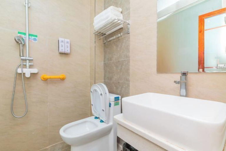 Bathroom 3, OYO Beihai Jinghai Villa (Yintan), Beihai