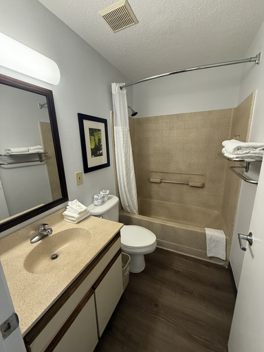 Bathroom 5, Suburban Studios Brentwood – Nashville, Davidson