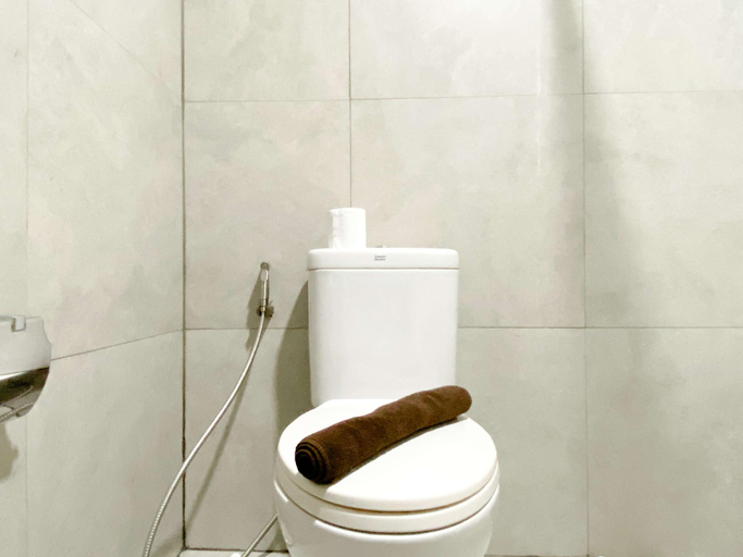 Bathroom 3, Comfort Studio at Pollux Chadstone Apt By Travelio, Cikarang