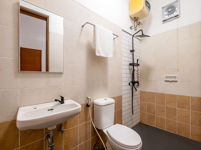 Bathroom 5, Cove Kyai Maja, South Jakarta