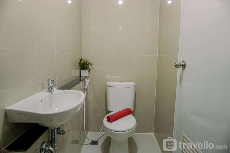 Bathroom, ModernClassic Studio at Majestic Point By Travelio, Tangerang