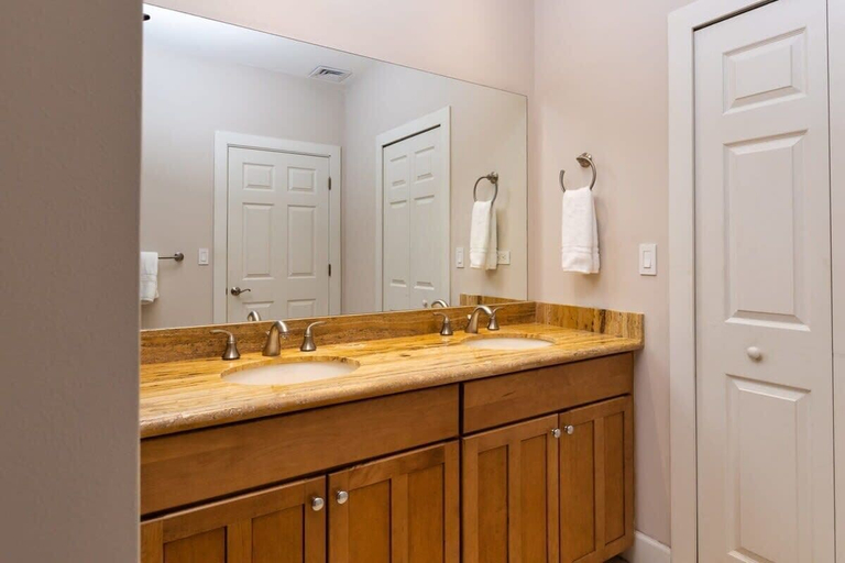 Others 5, 3-Bedroom, 2-Bath Condo Overlooking Pool, Carrillo
