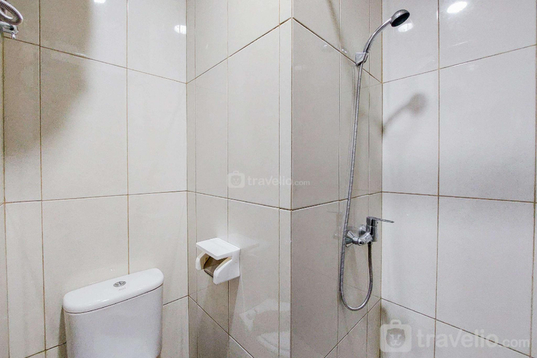 Bathroom 3, Comfort Modern 2BR at Asatti Apartment By Travelio, Tangerang