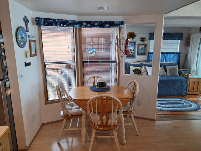 Room 5, Luxurious Oceanfront Cabin 7 Getaway w Hot Tub, Del Norte