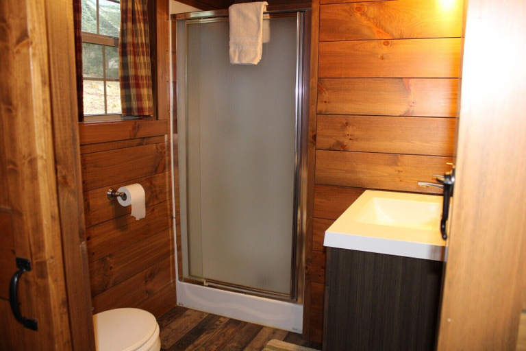 Bathroom 4, Hominy Ridge Cabins and Gift Shop, Jefferson