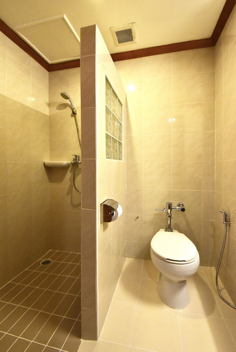 Bathroom 5, Dynasty Inn Pattaya, Pattaya