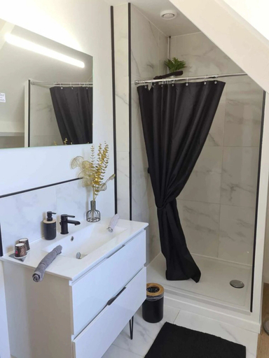 Bathroom, Les Epinettes, Oise