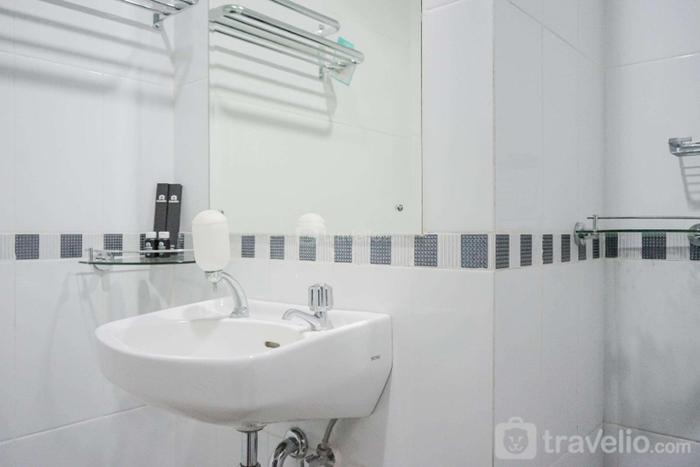 Bathroom 2, Comfy Studio at Trimezia Beverly Apt By Travelio, Tangerang