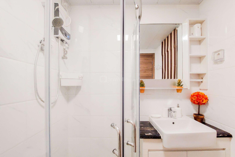 Bathroom 4, Nice & Homey Living 3BR Sky House BSD By Travelio, South Tangerang