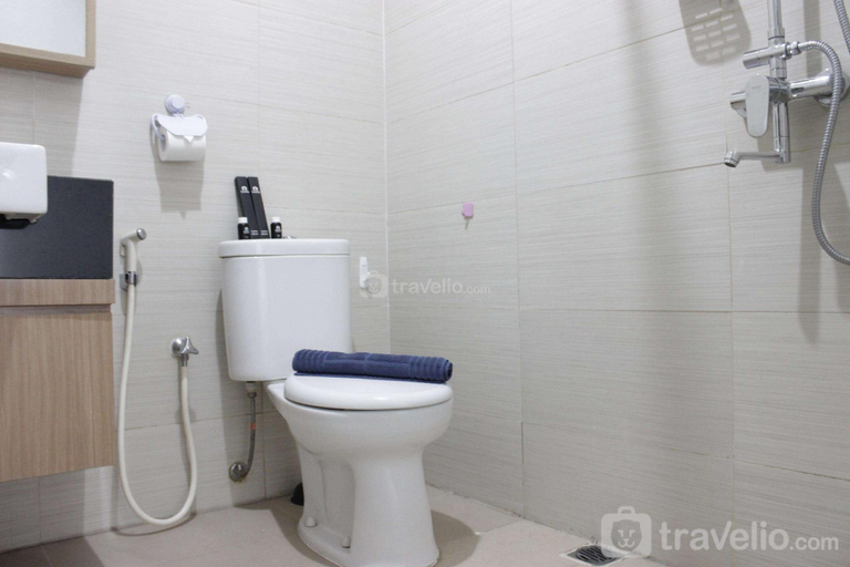 Bathroom 4, Exclusive 3BR at Gateway Pasteur Apartment By Travelio, Bandung