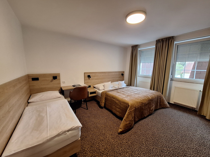 Bedroom 2, Hotel Avion, Praha 6