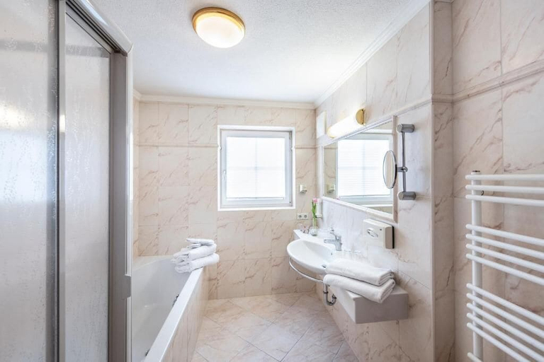 Bathroom 3, Wohlfühlhotel Innertalerhof, Schwaz