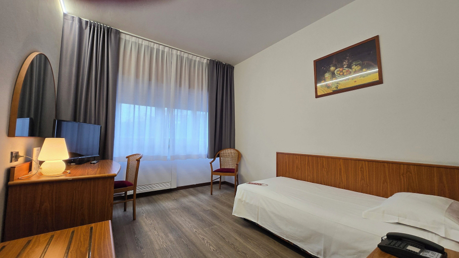Bedroom 4, Hotel Cristallo, Udine