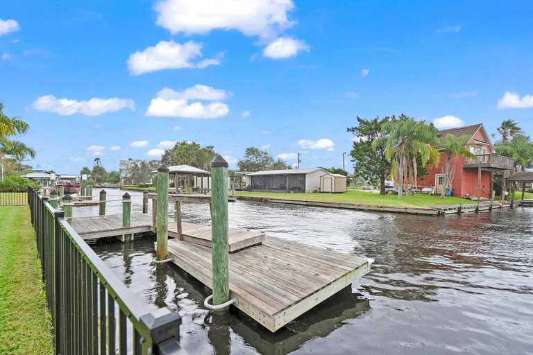 Room 2, Canal Home Dock BBQ Walk to Beach Fishing, Saint Johns