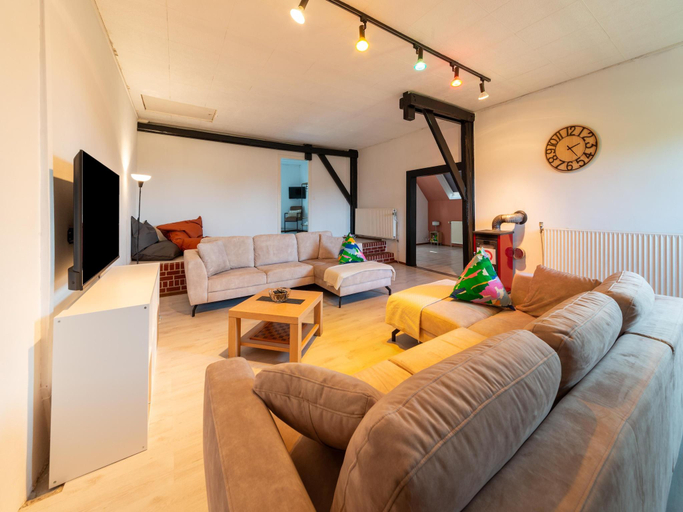 Others 4, Spacious holiday home with garden, Liège