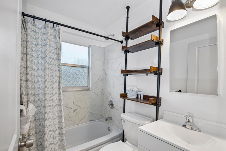 Bathroom, Lucky Charm 2, Lee