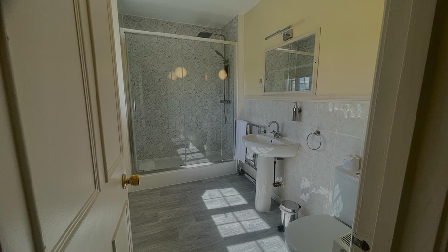 Bathroom 4, The Sibson Inn Hotel, Cambridgeshire