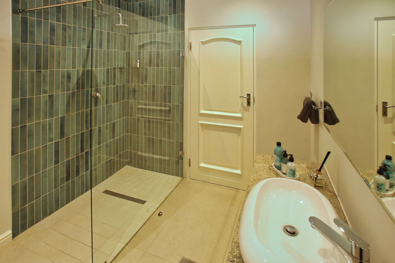 Bathroom 4, Bella Calypso, Langebaan, 8-sleeper, West Coast