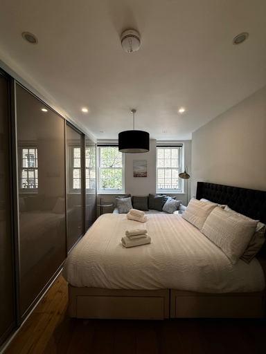 Room 4, Covent Garden 2-bed Apt, Sleeps 6, 4 Mins to Tube, London