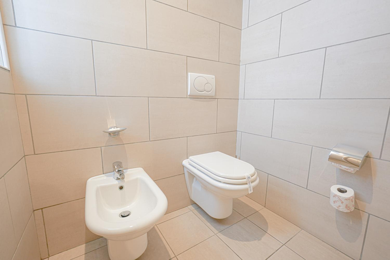 Bathroom 3, Hotel Europa, Reggio Nell'Emilia